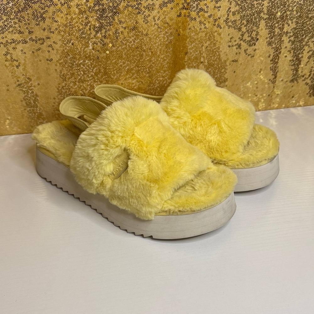 Koolaburra by UGG women’s Ya-Baby slipper sandal in the pale banana color